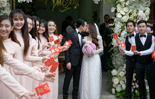Nhạc sĩ Dương Khắc Linh liên tục hôn vợ Sara Lưu trong lễ vu quy - Ảnh 14. Nhạc sĩ Dương Khắc Linh liên tục hôn vợ Sara Lưu trong lễ vu quy - Ảnh 14.
