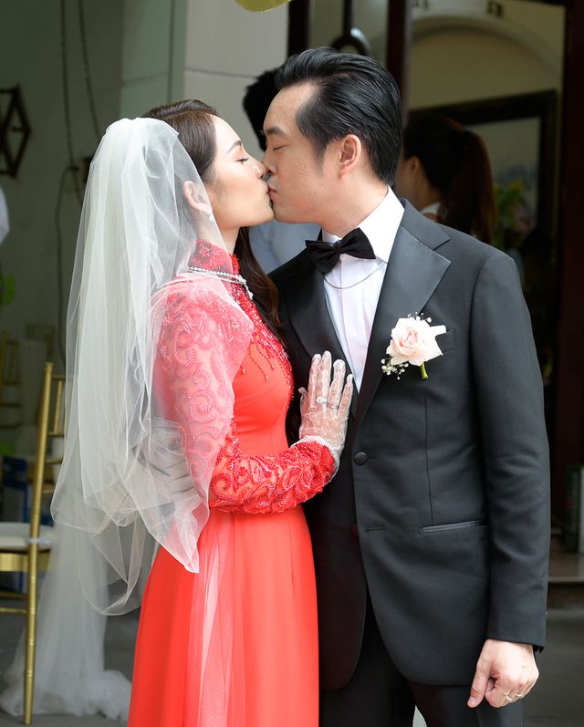 Nhạc sĩ Dương Khắc Linh liên tục hôn vợ Sara Lưu trong lễ vu quy - Ảnh 17. Nhạc sĩ Dương Khắc Linh liên tục hôn vợ Sara Lưu trong lễ vu quy - Ảnh 17.