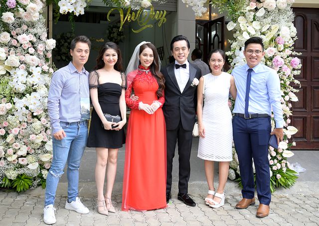 Nhạc sĩ Dương Khắc Linh liên tục hôn vợ Sara Lưu trong lễ vu quy - Ảnh 18. Nhạc sĩ Dương Khắc Linh liên tục hôn vợ Sara Lưu trong lễ vu quy - Ảnh 18.
