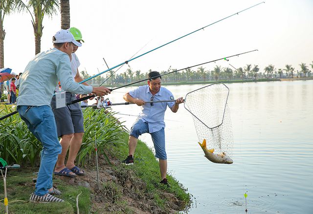 Mỹ Tâm diện váy xẻ sâu, “phiêu” trên sân khấu Thành phố biển hồ - Ảnh 8. Mỹ Tâm diện váy xẻ sâu, “phiêu” trên sân khấu Thành phố biển hồ - Ảnh 8.