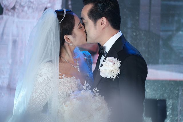Chồng Thu Minh tháp tùng vợ dự đám cưới nhạc sĩ Dương Khắc Linh - Ảnh 24.