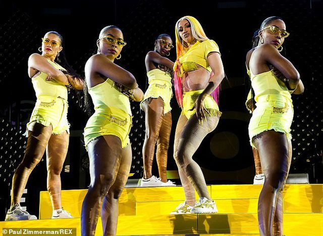 Cardi B trình diễn bốc lửa, khoe ngực khủng - Ảnh 3. Cardi B trình diễn bốc lửa, khoe ngực khủng - Ảnh 3.