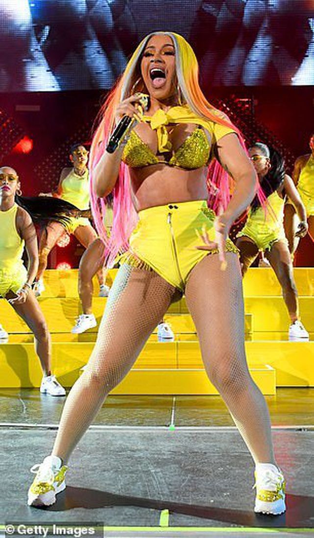 Cardi B trình diễn bốc lửa, khoe ngực khủng - Ảnh 5. Cardi B trình diễn bốc lửa, khoe ngực khủng - Ảnh 5.