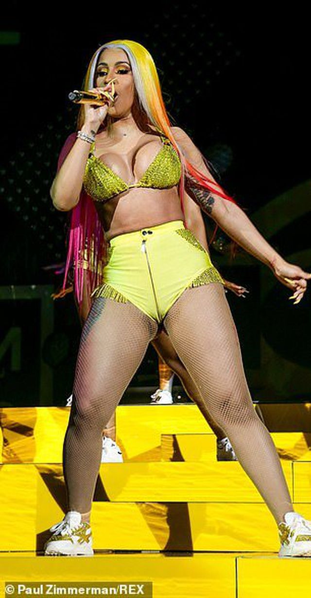 Cardi B trình diễn bốc lửa, khoe ngực khủng - Ảnh 9. Cardi B trình diễn bốc lửa, khoe ngực khủng - Ảnh 9.
