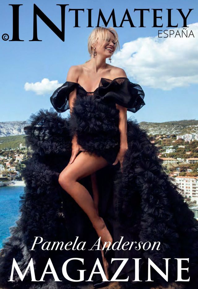 Pamela Anderson đẹp đôi bên bạn trai kém 18 tuổi - Ảnh 14. Pamela Anderson đẹp đôi bên bạn trai kém 18 tuổi - Ảnh 14.