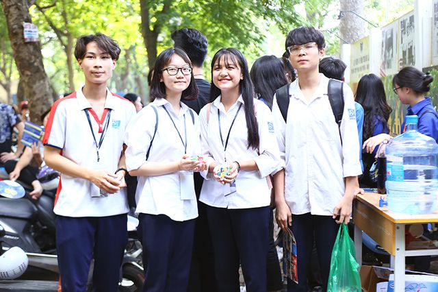 Học sinh THPT Phan Đình Phùng gửi tặng các sĩ tử lời chúc “ngọt như kẹo” - Ảnh 1. Học sinh THPT Phan Đình Phùng gửi tặng các sĩ tử lời chúc “ngọt như kẹo” - Ảnh 1.