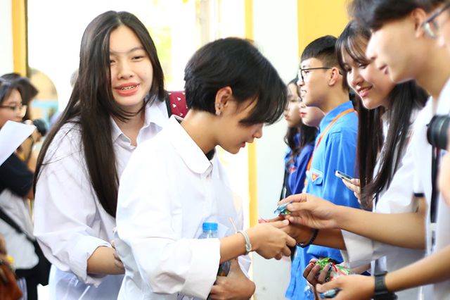 Học sinh THPT Phan Đình Phùng gửi tặng các sĩ tử lời chúc “ngọt như kẹo” - Ảnh 4. Học sinh THPT Phan Đình Phùng gửi tặng các sĩ tử lời chúc “ngọt như kẹo” - Ảnh 4.