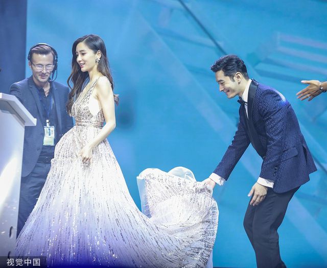 Huỳnh Hiểu Minh nâng váy cho Angelababy, đập tan tin đồn ly hôn - Ảnh 1.