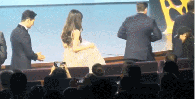 Huỳnh Hiểu Minh nâng váy cho Angelababy, đập tan tin đồn ly hôn - Ảnh 4.