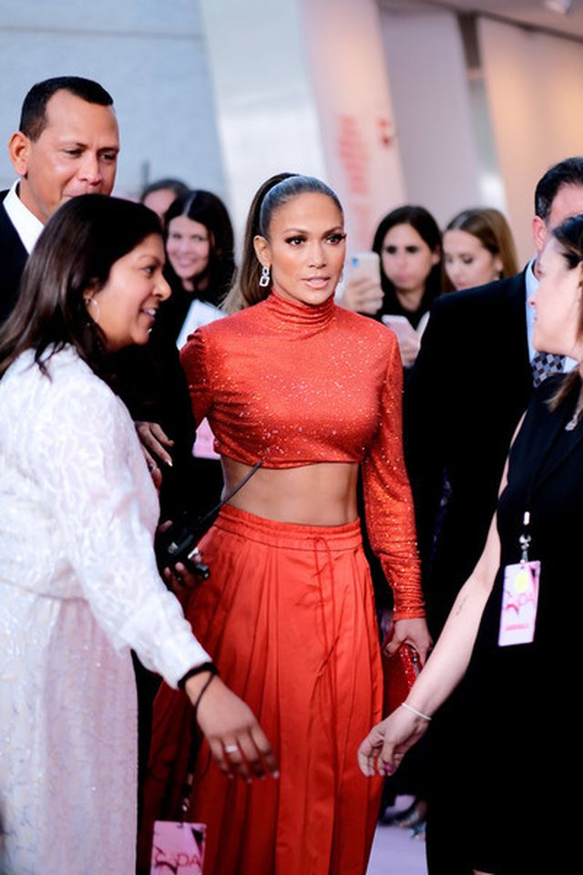 Jennifer Lopez khoe eo săn chắc dự sự kiện cùng bồ trẻ - Ảnh 1. Jennifer Lopez khoe eo săn chắc dự sự kiện cùng bồ trẻ - Ảnh 1.