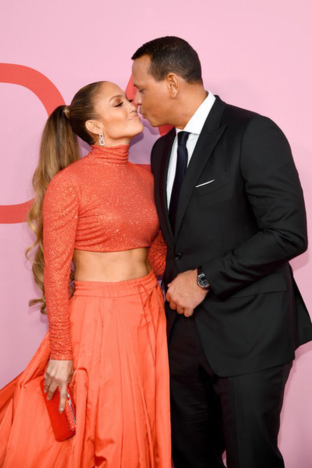 Jennifer Lopez khoe eo săn chắc dự sự kiện cùng bồ trẻ - Ảnh 2. Jennifer Lopez khoe eo săn chắc dự sự kiện cùng bồ trẻ - Ảnh 2.