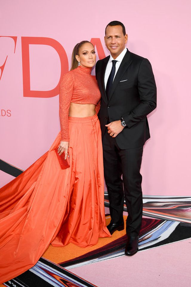 Jennifer Lopez khoe eo săn chắc dự sự kiện cùng bồ trẻ - Ảnh 5. Jennifer Lopez khoe eo săn chắc dự sự kiện cùng bồ trẻ - Ảnh 5.
