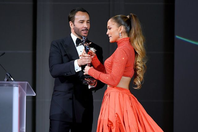 Jennifer Lopez khoe eo săn chắc dự sự kiện cùng bồ trẻ - Ảnh 6. Jennifer Lopez khoe eo săn chắc dự sự kiện cùng bồ trẻ - Ảnh 6.