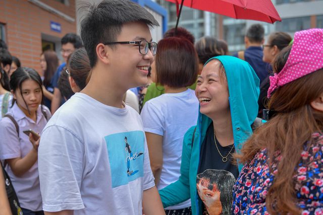 Thí sinh trường Amsterdam thở phào, cười rạng rỡ kết thúc bài thi chuyên - Ảnh 5. Thí sinh trường Amsterdam thở phào, cười rạng rỡ kết thúc bài thi chuyên - Ảnh 5.