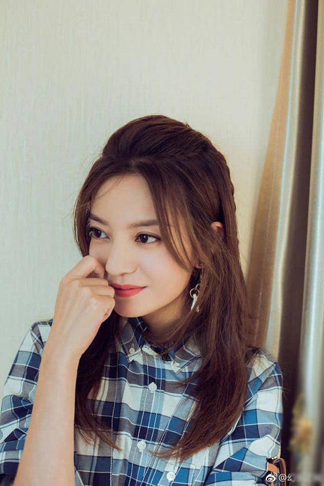 Mặt mộc nhợt nhạt, Triệu Vy vẫn vui vẻ cười chào người hâm mộ - Ảnh 5.