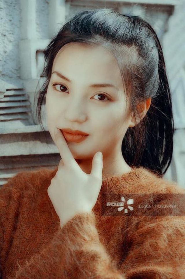 Mặt mộc nhợt nhạt, Triệu Vy vẫn vui vẻ cười chào người hâm mộ - Ảnh 10.