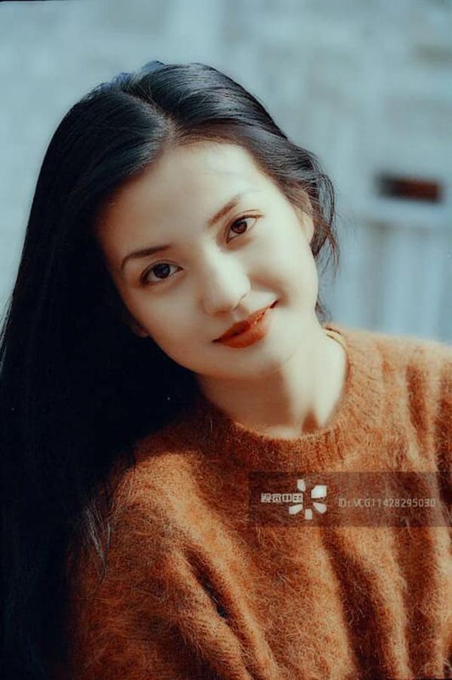 Mặt mộc nhợt nhạt, Triệu Vy vẫn vui vẻ cười chào người hâm mộ - Ảnh 11.