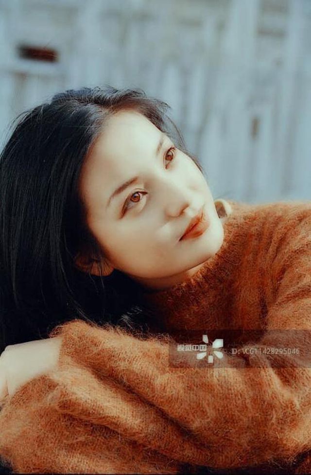 Mặt mộc nhợt nhạt, Triệu Vy vẫn vui vẻ cười chào người hâm mộ - Ảnh 12.