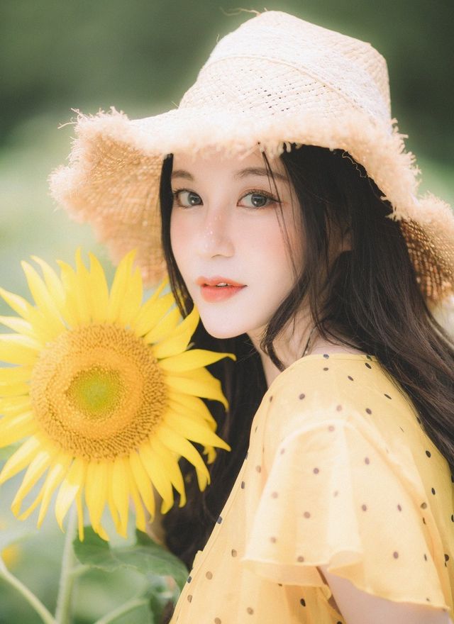 Hot girl ĐH Thương mại gây thương nhớ với bộ ảnh bên hoa hướng dương - Ảnh 1.