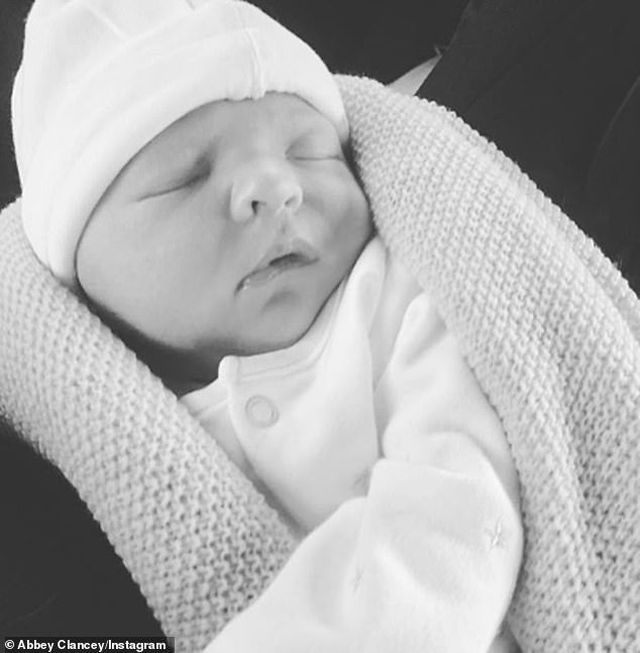 Siêu mẫu Abbey Clancy sinh con thứ 4 - Ảnh 2.