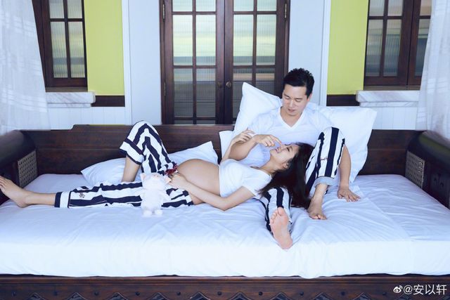 An Dĩ Hiên chụp ảnh kỷ niệm 2 năm ngày cưới tại Việt Nam - Ảnh 1.