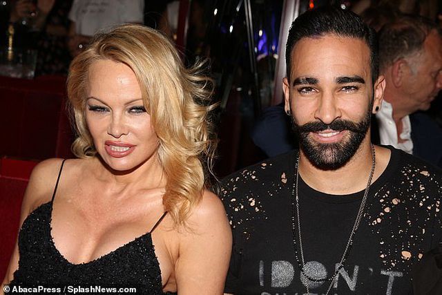 Pamela Anderson lấp ló ngực khủng bên bồ kém tuổi - Ảnh 2. Pamela Anderson lấp ló ngực khủng bên bồ kém tuổi - Ảnh 2.