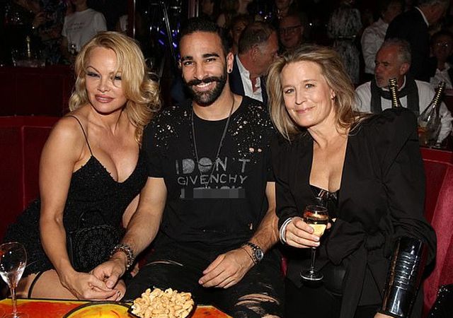 Pamela Anderson lấp ló ngực khủng bên bồ kém tuổi - Ảnh 4. Pamela Anderson lấp ló ngực khủng bên bồ kém tuổi - Ảnh 4.