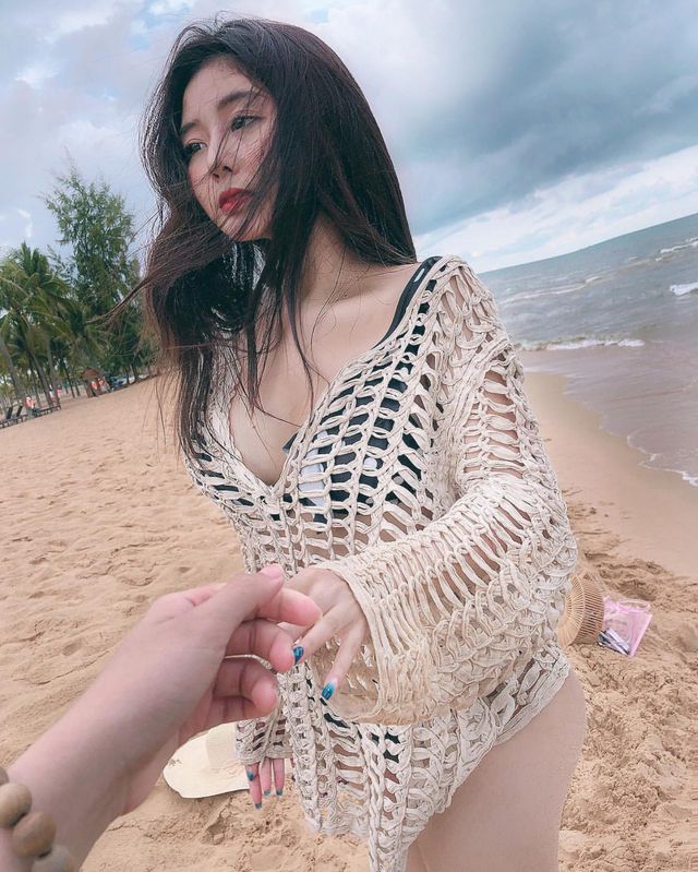 Hot girl Việt đua nhau khoe dáng nóng bỏng trên bãi biển mùa hè - Ảnh 12.