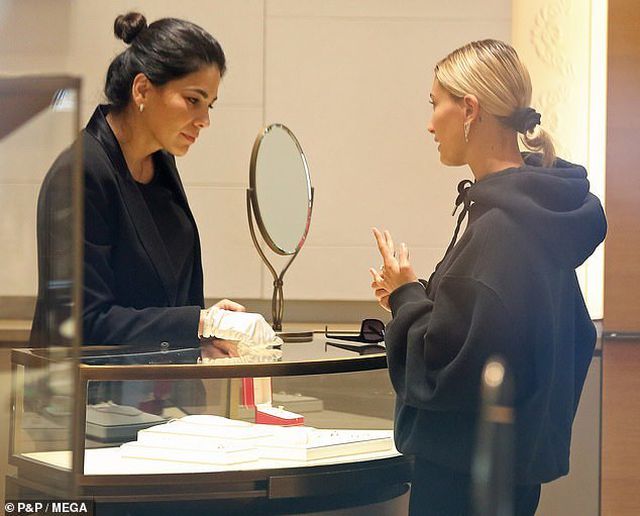 Hailey Baldwin và Justin Bieber đã chọn được ngày cưới sau 4 lần hoãn - Ảnh 2. Hailey Baldwin và Justin Bieber đã chọn được ngày cưới sau 4 lần hoãn - Ảnh 2.
