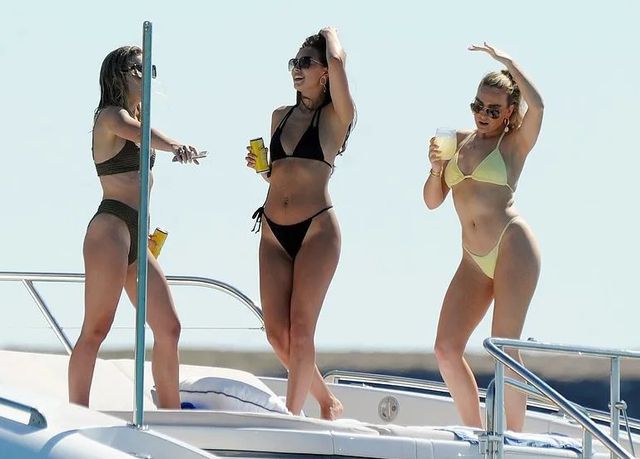 Perrie Edwards tình tứ hôn bạn trai trên du thuyền - Ảnh 1. Perrie Edwards tình tứ hôn bạn trai trên du thuyền - Ảnh 1.