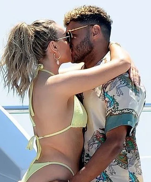 Perrie Edwards tình tứ hôn bạn trai trên du thuyền - Ảnh 2. Perrie Edwards tình tứ hôn bạn trai trên du thuyền - Ảnh 2.