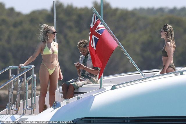 Perrie Edwards tình tứ hôn bạn trai trên du thuyền - Ảnh 6. Perrie Edwards tình tứ hôn bạn trai trên du thuyền - Ảnh 6.