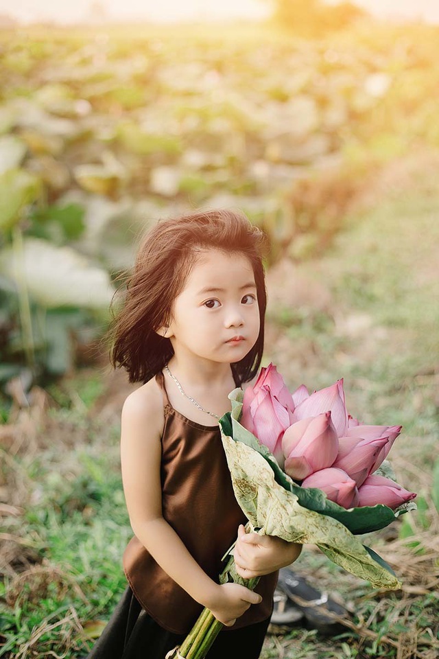 Bé gái Bắc Ninh xinh như thiên thần bên hoa sen - Ảnh 2. Bé gái Bắc Ninh xinh như thiên thần bên hoa sen - Ảnh 2.