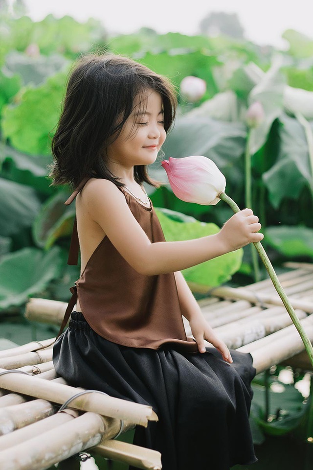 Bé gái Bắc Ninh xinh như thiên thần bên hoa sen - Ảnh 3. Bé gái Bắc Ninh xinh như thiên thần bên hoa sen - Ảnh 3.