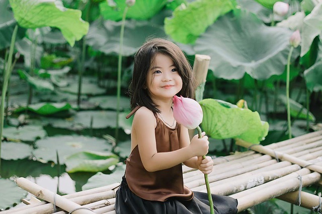 Bé gái Bắc Ninh xinh như thiên thần bên hoa sen - Ảnh 4. Bé gái Bắc Ninh xinh như thiên thần bên hoa sen - Ảnh 4.