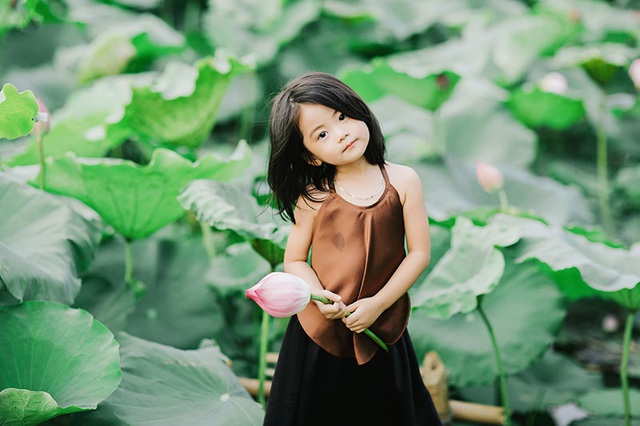 Bé gái Bắc Ninh xinh như thiên thần bên hoa sen - Ảnh 7. Bé gái Bắc Ninh xinh như thiên thần bên hoa sen - Ảnh 7.