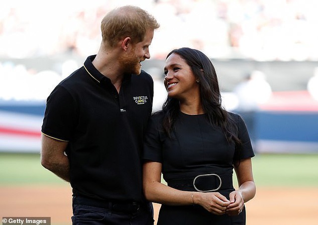 Công nương Meghan Markle thon thả tái xuất sau khi sinh con trai - Ảnh 1. Công nương Meghan Markle thon thả tái xuất sau khi sinh con trai - Ảnh 1.