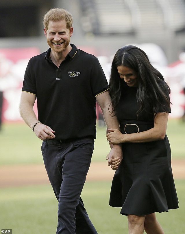 Công nương Meghan Markle thon thả tái xuất sau khi sinh con trai - Ảnh 2. Công nương Meghan Markle thon thả tái xuất sau khi sinh con trai - Ảnh 2.