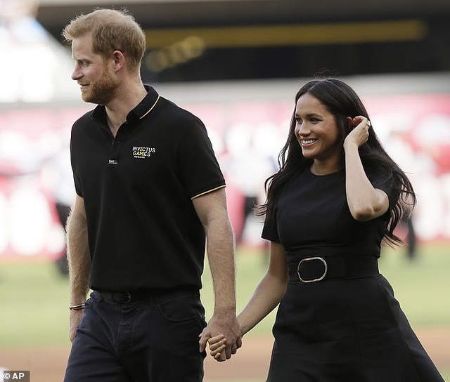Công nương Meghan Markle thon thả tái xuất sau khi sinh con trai - Ảnh 3. Công nương Meghan Markle thon thả tái xuất sau khi sinh con trai - Ảnh 3.