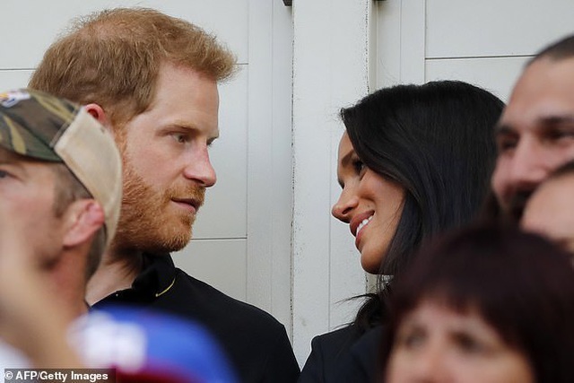 Công nương Meghan Markle thon thả tái xuất sau khi sinh con trai - Ảnh 5. Công nương Meghan Markle thon thả tái xuất sau khi sinh con trai - Ảnh 5.