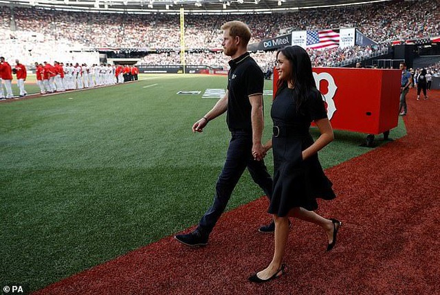 Công nương Meghan Markle thon thả tái xuất sau khi sinh con trai - Ảnh 6. Công nương Meghan Markle thon thả tái xuất sau khi sinh con trai - Ảnh 6.