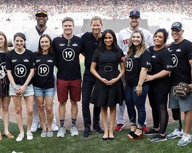 Công nương Meghan Markle thon thả tái xuất sau khi sinh con trai - Ảnh 7. Công nương Meghan Markle thon thả tái xuất sau khi sinh con trai - Ảnh 7.