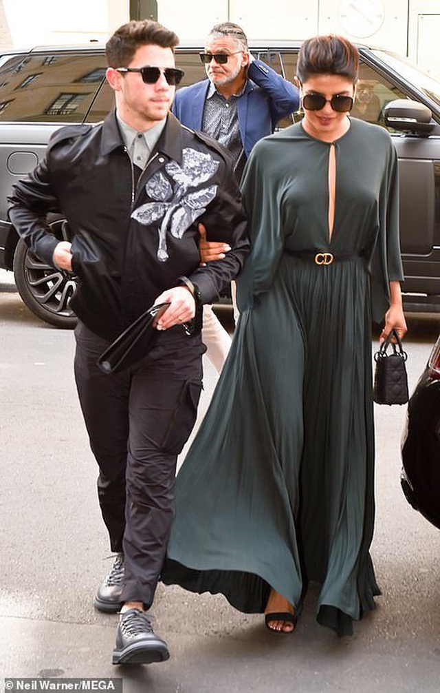 Nick Jonas hạnh phúc đưa vợ hơn 10 tuổi đi xem thời trang - Ảnh 2. Nick Jonas hạnh phúc đưa vợ hơn 10 tuổi đi xem thời trang - Ảnh 2.