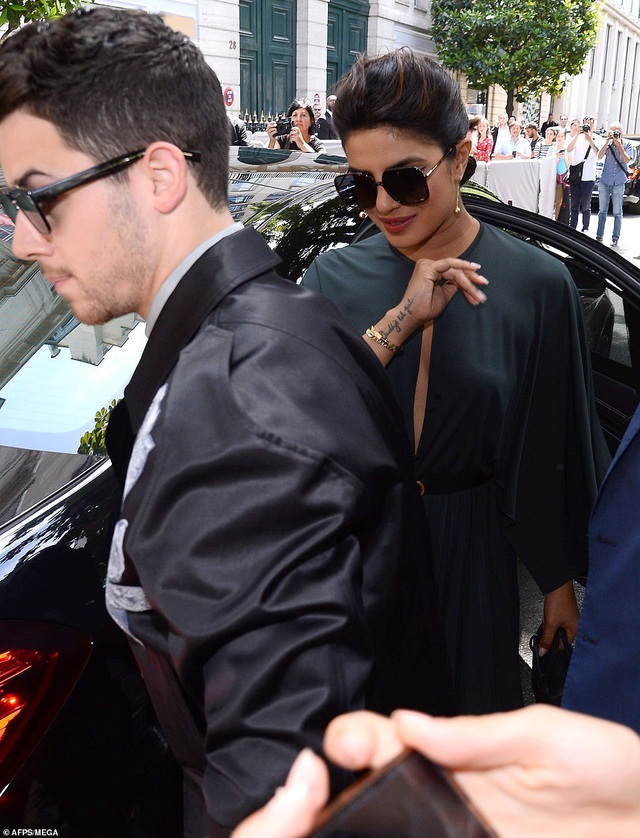 Nick Jonas hạnh phúc đưa vợ hơn 10 tuổi đi xem thời trang - Ảnh 3. Nick Jonas hạnh phúc đưa vợ hơn 10 tuổi đi xem thời trang - Ảnh 3.