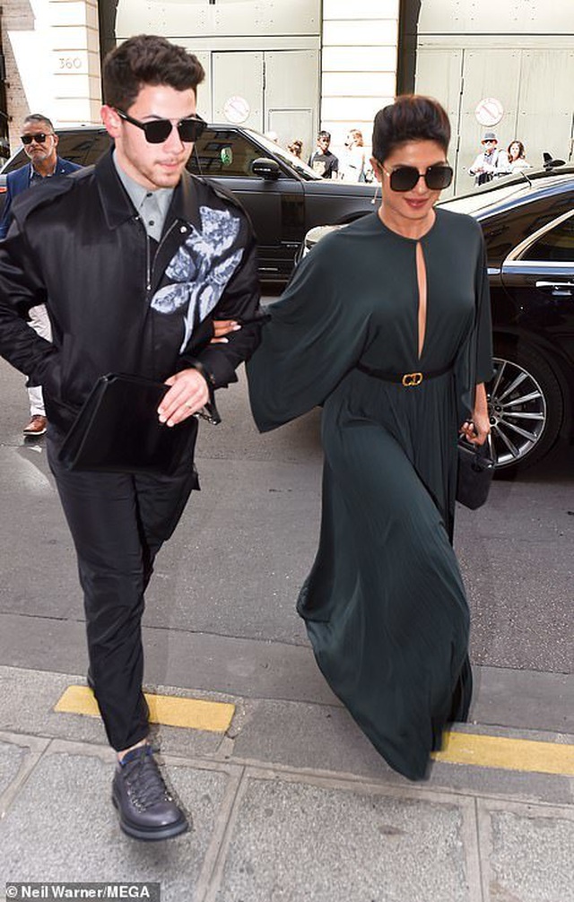 Nick Jonas hạnh phúc đưa vợ hơn 10 tuổi đi xem thời trang - Ảnh 4. Nick Jonas hạnh phúc đưa vợ hơn 10 tuổi đi xem thời trang - Ảnh 4.