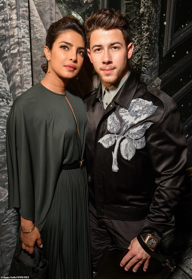Nick Jonas hạnh phúc đưa vợ hơn 10 tuổi đi xem thời trang - Ảnh 6. Nick Jonas hạnh phúc đưa vợ hơn 10 tuổi đi xem thời trang - Ảnh 6.