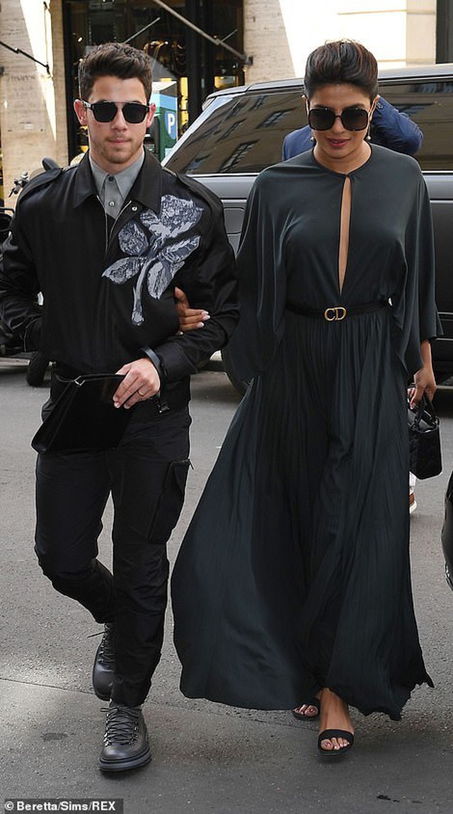 Nick Jonas hạnh phúc đưa vợ hơn 10 tuổi đi xem thời trang - Ảnh 8. Nick Jonas hạnh phúc đưa vợ hơn 10 tuổi đi xem thời trang - Ảnh 8.