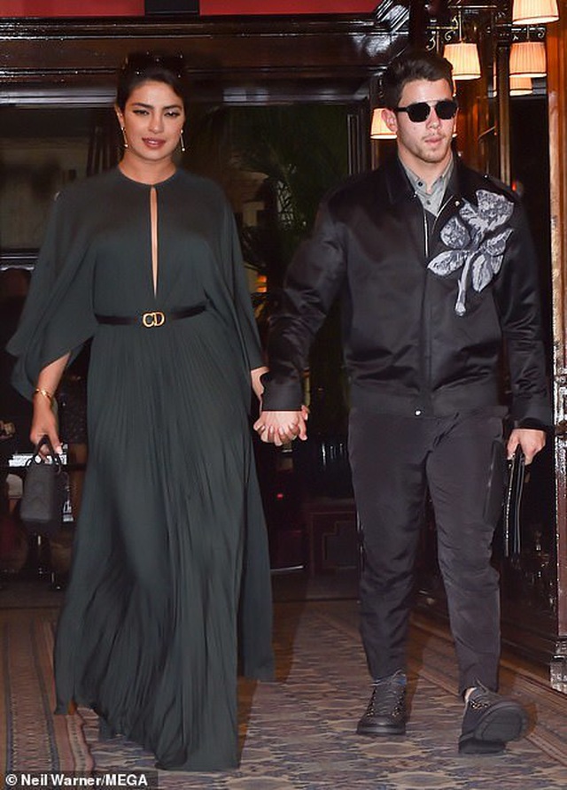 Nick Jonas hạnh phúc đưa vợ hơn 10 tuổi đi xem thời trang - Ảnh 10. Nick Jonas hạnh phúc đưa vợ hơn 10 tuổi đi xem thời trang - Ảnh 10.