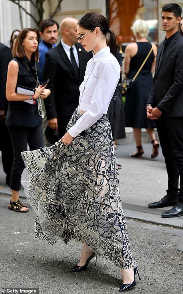 Nick Jonas hạnh phúc đưa vợ hơn 10 tuổi đi xem thời trang - Ảnh 18. Nick Jonas hạnh phúc đưa vợ hơn 10 tuổi đi xem thời trang - Ảnh 18.