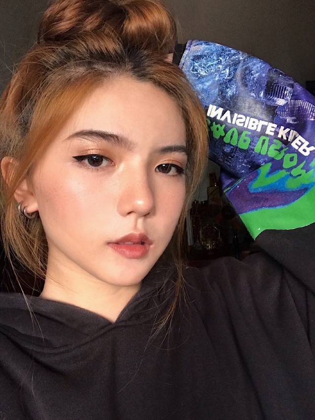 Hot girl 16 tuổi mặt đẹp như tạc nhưng hầu như không cười khi chụp ảnh - Ảnh 1. Hot girl 16 tuổi mặt đẹp như tạc nhưng hầu như không cười khi chụp ảnh - Ảnh 1.